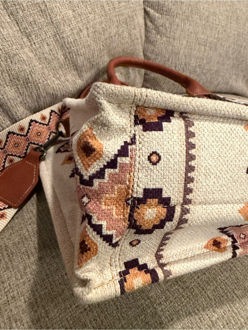Wrangler Aztec Patterned Canvas Crossbody Bag in Cream and Tan - Picture 11 of 12